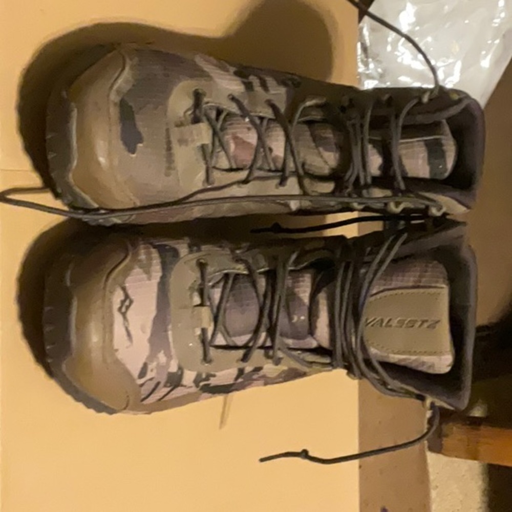 Under Armour camouflage boots men size 8